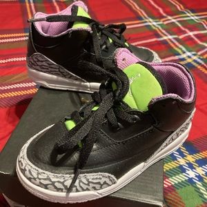 *USED* Jordan Retro 3’s Size 9C (Purple/White/Black)